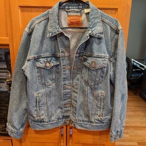Women's Levi stone washed Blue jean jacket. Sz lg